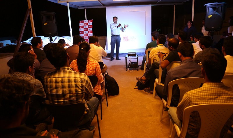 Karthee Madasamy addressing entrepreneurs at the meetup.